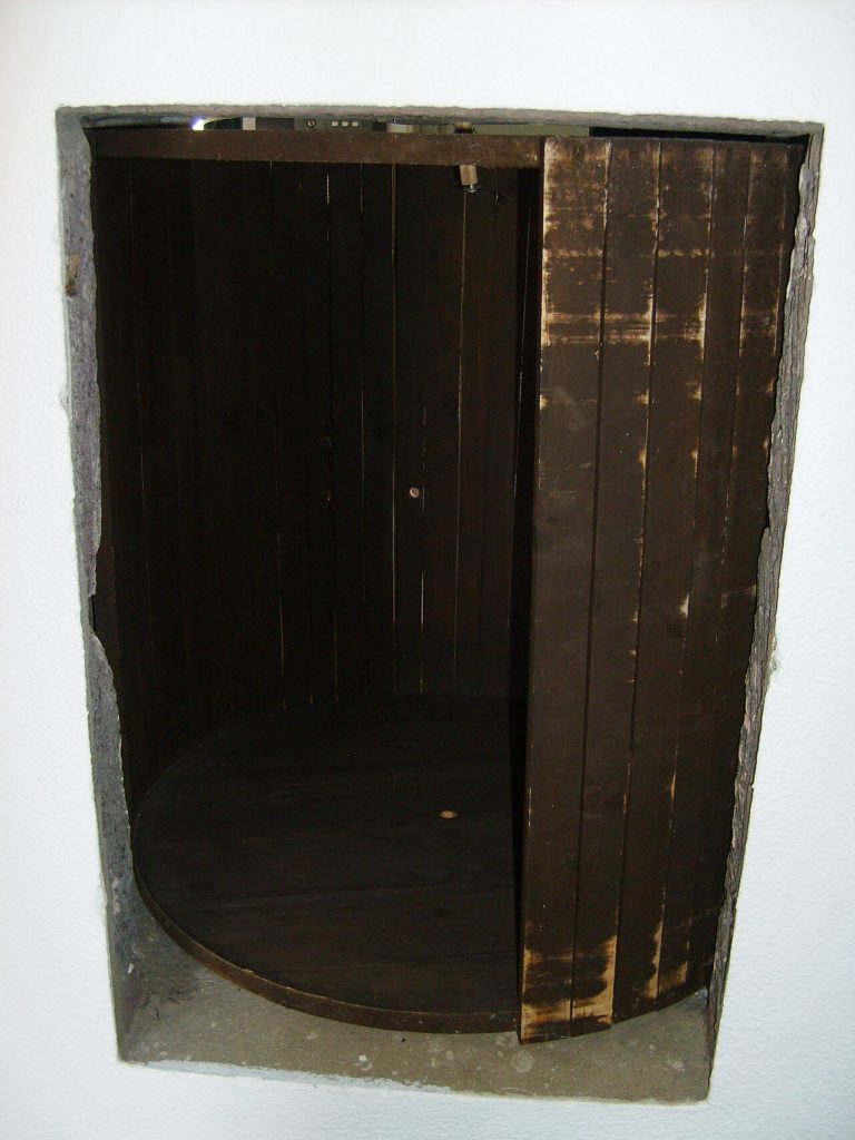 Roda des expostos, tour d’abandon encastré dans un mur, au Portugal